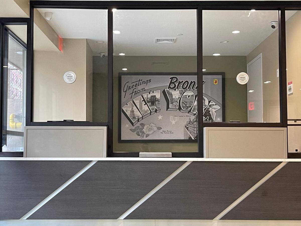 Super 8 By Wyndham Bronx Near Botanical Garden Hotel New York Exterior photo